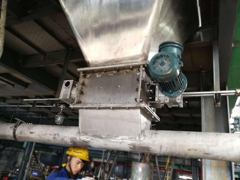 江蘇某化工企業-塊狀環醇破碎定量投加設備投入生産！！！